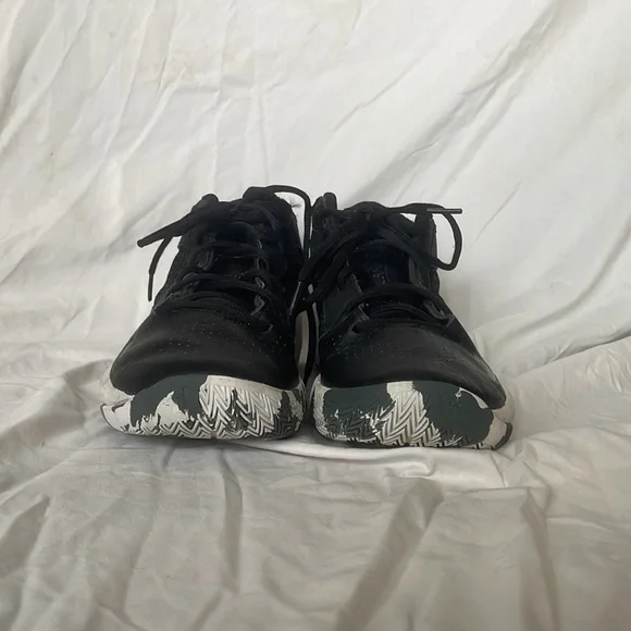 Black basketball shoes - Picture 5 of 9